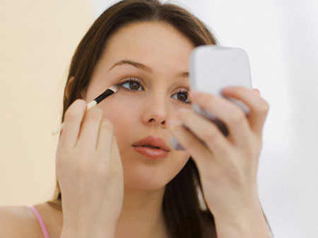 Cách trang điểm nhẹ cho gương mặt tròn