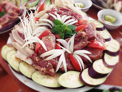 Khâu ướp nguyên liệu là khâu quan trọng để đảm bảo có được món nướng ngon nhất.