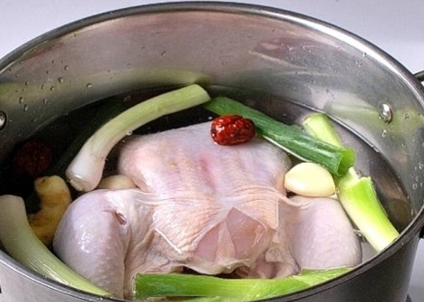 Nên thả vào nồi nước luộc gà vài cọng hành và chút muối sẽ làm nồi nước luộc gà thơm hơn Nên thả vào nồi nước luộc gà vài cọng hành và chút muối sẽ làm nồi nước luộc gà thơm hơn