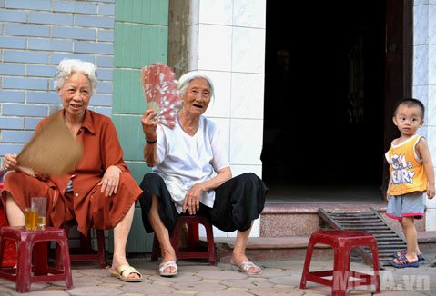 Dùng quạt nan hay quạt giấy là phương pháp từ lâu mà người dân sử dụng khi mất điện