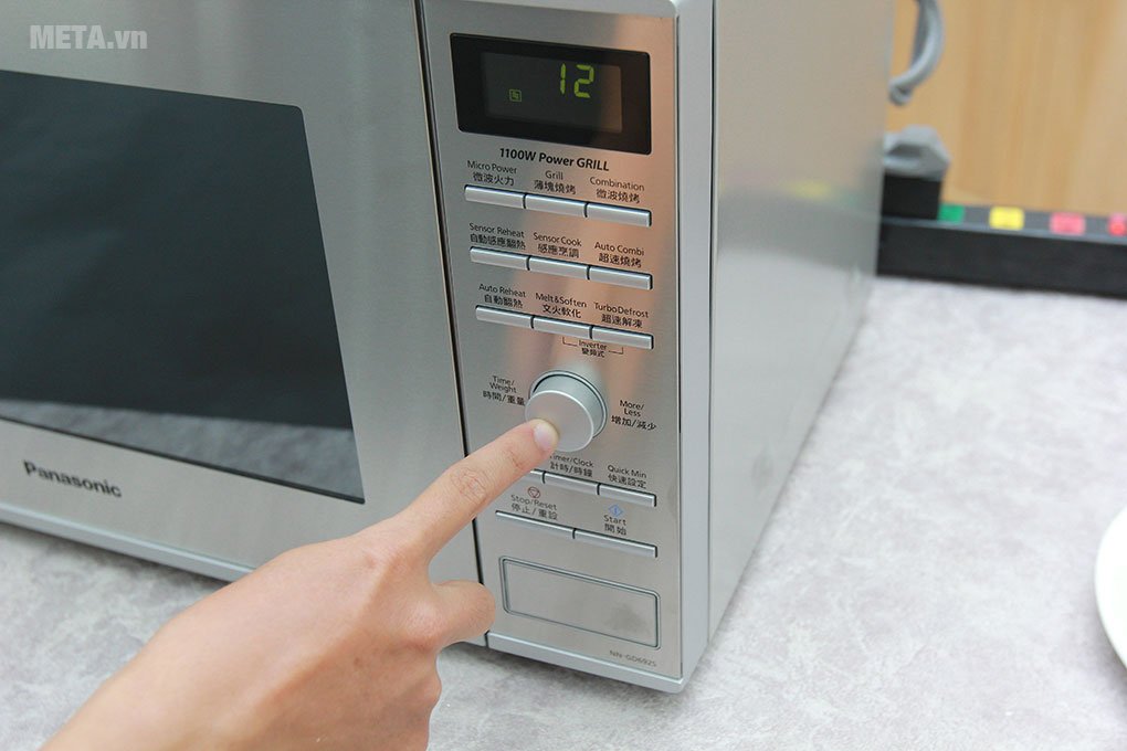 Lò vi sóng điện tử Panasonic NN-GD692SYUE - 31 lít với nút điều khiển tiện lợi