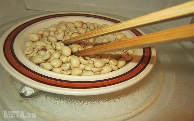 Bước 2 - lấy đũa đảo lạc cho đều 