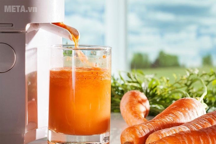 Cho cà rốt đã thái nhỏ vào cối ép