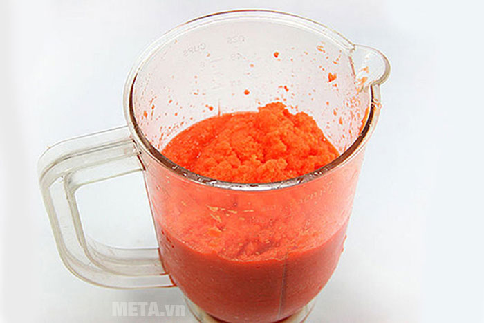 Cho cà rốt vào máy xay nhuyễn