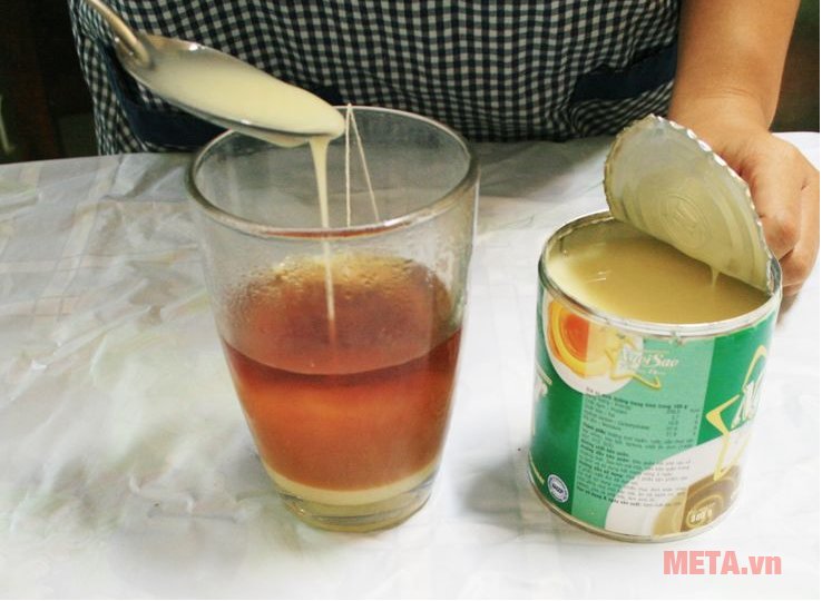 Bạn có thể dùng sữa đặc hoặc sữa tươi để pha trà 