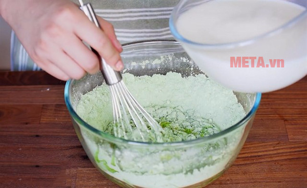 Bước 1 trộn đều bột mì, đường, matcha