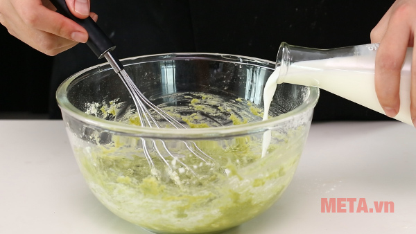 Bước 2 thêm trứng và sữa vào hỗn hợp bột