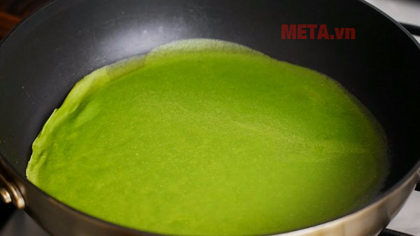 Bước 4 tráng mỏng từng lớp bánh với lửa nhỏ