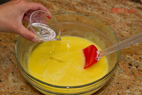 Thêm chút rượu Cointreau vào hỗn hợp để tạo vị cho kem 