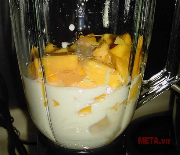 Cho dứa, chuối, sữa và chanh vào máy xay đều