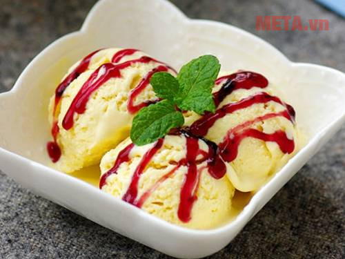 Trang trí thêm siro và lá bạc hà cho ly kem thêm bắt mắt nhé 