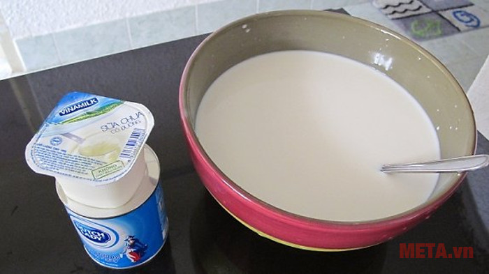 Trộn hỗn hợp sữa đặc với sữa mồi vào một nồi ủ