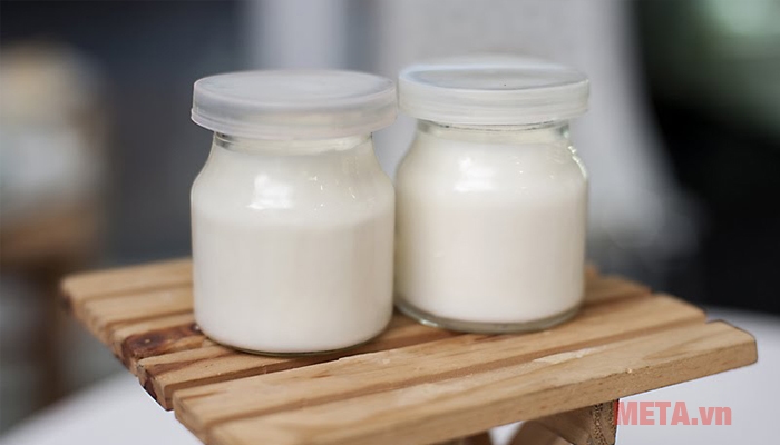 Đựng sữa vào các hũ sữa chua hay các túi bóng nhỏ