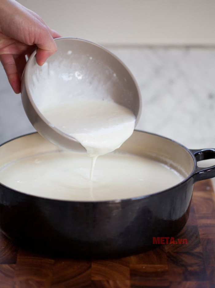 Hòa tan hộp sữa mồi và sữa tươi không đường 