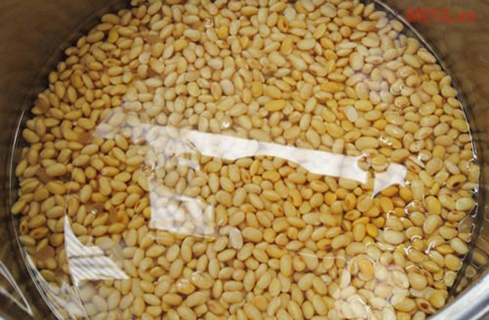 Ngâm đỗ với nước lạnh từ 6-8 tiếng 