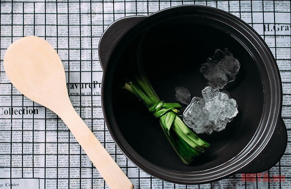 Bạn đun đường phèn theo khẩu vị và cho thêm lá, vài lát gừng cho nước đường có màu, vị thêm hấp dẫn Bạn đun đường phèn theo khẩu vị và cho thêm lá, vài lát gừng cho nước đường có màu, vị thêm hấp dẫn