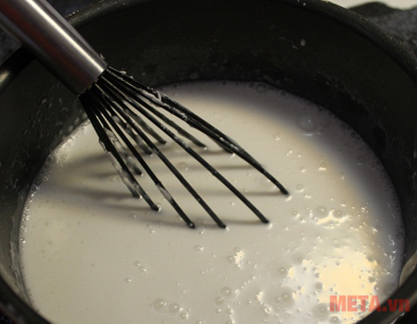 Bạn làm hỗn hợp nước dùng từ nước cốt dừa và bột đao