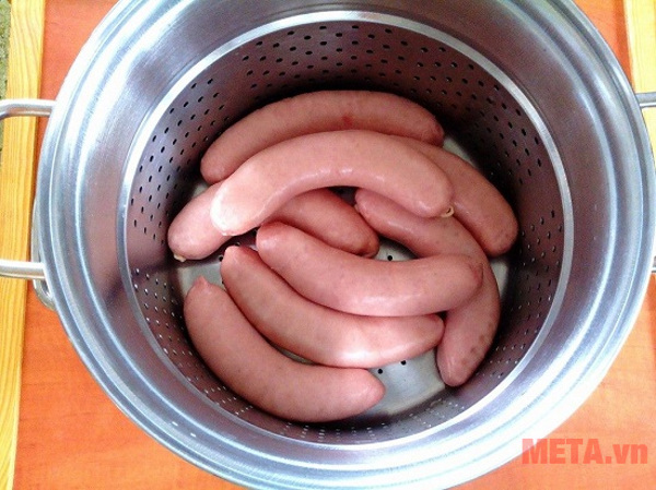 Hấp xúc xích 30 phút trên bếp, 10 phút lửa to, 20 phút lửa nhỏ