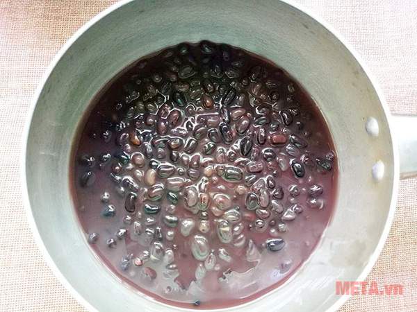 Đỗ đen ninh nhừ, sau khi chín bỏ thêm vài hạt muối