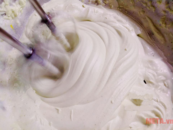 Trộn từ từ đỗ đen đã xay nhuyễn với phần kem