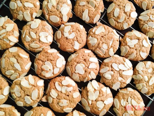 Bánh quy dừa hạnh nhân có màu sắc hấp dẫn, vị ngon khó chối từ