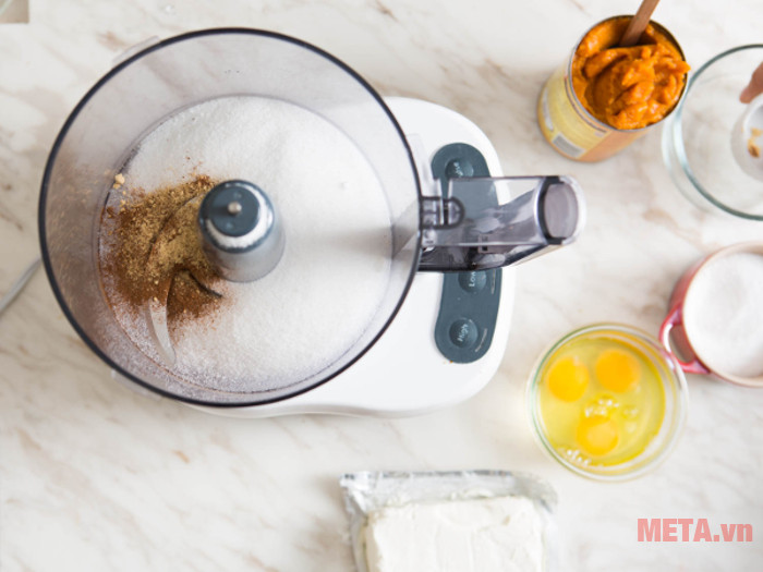 Xay các nguyên liệu khô của phần nhân bánh