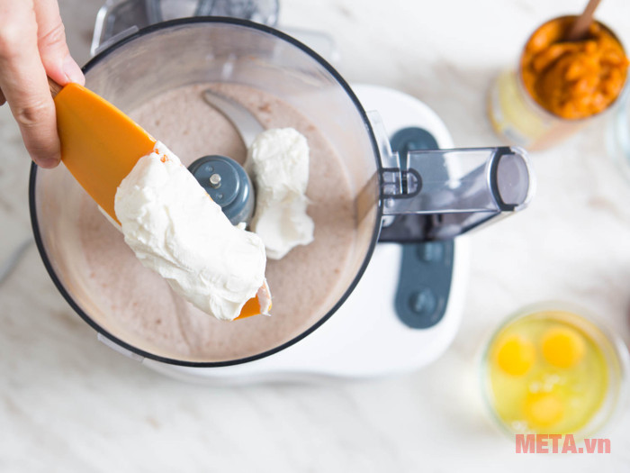 Thêm cream cheese vào phần nhân