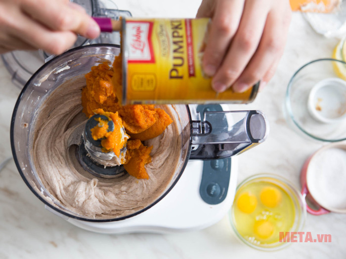 Thêm bí đỏ vào phần nhân