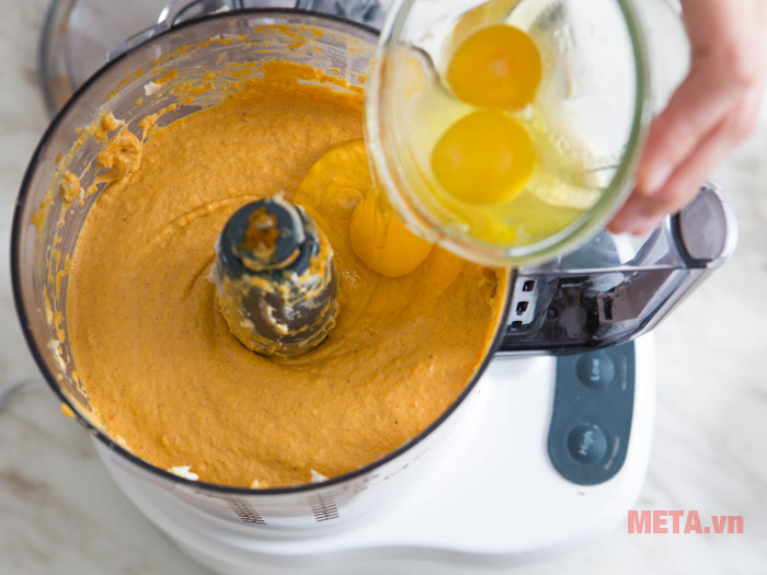 Thêm hai quả trứng vào phần nhân