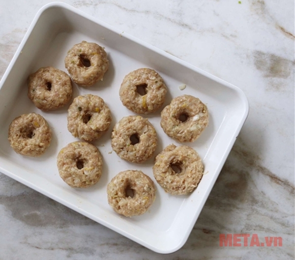 Nặn thịt thành những hình bánh donut Nặn thịt thành những hình bánh donut