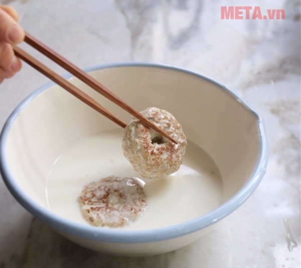 Nhúng từng miếng thịt vào bột chiên giòn (hoặc bột ngô) Nhúng từng miếng thịt vào bột chiên giòn (hoặc bột ngô)