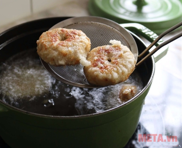 Chiên thịt nhập dầu để vỏ ngoài thịt được giòn Chiên thịt nhập dầu để vỏ ngoài thịt được giòn