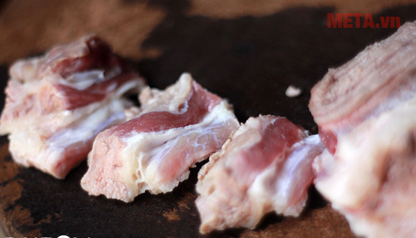 Cắt miếng thịt thành hình vuông hoặc hình chữ nhật