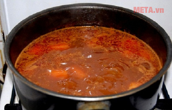 Cho thêm hoa hồi, quế vào nồi rồi đun thêm 30 phút cho thịt nhừ