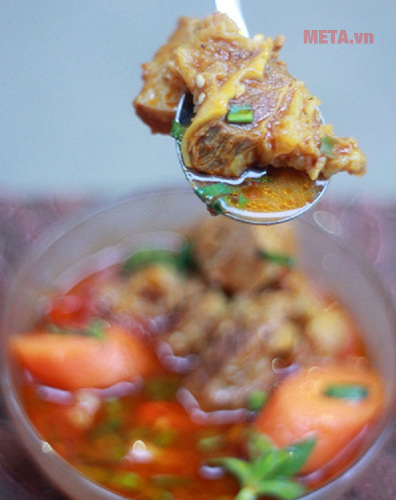 Bò kho ăn với cơm nóng, bún hoặc bánh mì đều rất thích hợp