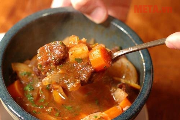 Món thịt bò kho bạn có thể ăn cùng cơm, bánh mỳ, hoặc phở