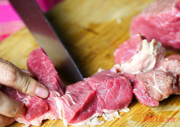 Để nấu món bò kho ngon nhất bạn nên chọn phần nạm bò