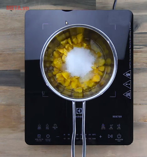 Bạn nấu lần lượt các phần hoa quả thành các phần Siro