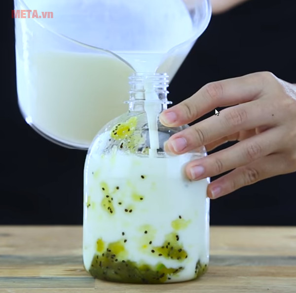 Cho phần hoa quả và sữa vào trong chai nhỏ, để vào tủ lạnh 1 tiếng là có thể uống được