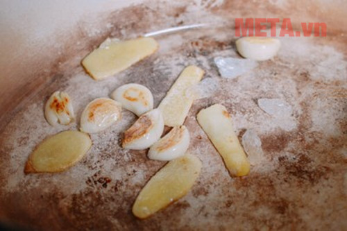 Phi hành và gừng với dầu ăn để tạo mùi thơm cho vịt Phi hành và gừng với dầu ăn để tạo mùi thơm cho vịt