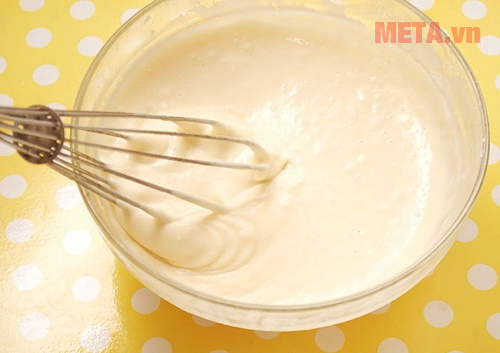 Bạn trộn các nguyên liệu với nhau đến khi đều mịn