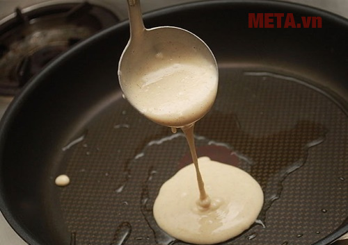 Bạn có thể sử dụng lò nướng hoặc chảo để làm chín bánh