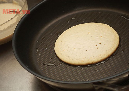 Bạn rán vàng đều từng mặt bánh