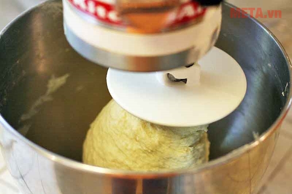 Trộn đều bột mỳ, muối và dầu oliu với nhau Trộn đều bột mỳ, muối và dầu oliu với nhau