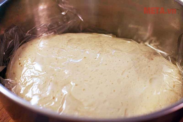 Sau khi trộn đều bạn để bột nghỉ 15 phút và cán đều thành từng phần bằng với kích thước nồi cơm điện Sau khi trộn đều bạn để bột nghỉ 15 phút và cán đều thành từng phần bằng với kích thước nồi cơm điện