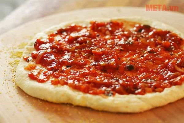 Cho phần nước sốt ớt và cà chua nên mặt bánh đã chín vàng Cho phần nước sốt ớt và cà chua nên mặt bánh đã chín vàng