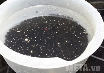Ngâm đỗ đen với nước và hớt bỏ các hạt bị nổi