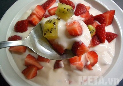 Món sữa chua hoa quả vô cùng hấp dẫn làm thật đơn giản