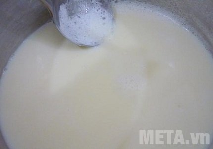 Cho nước đậu nành vào nồi và đun sôi