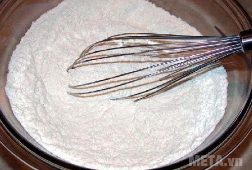 Cha mẹ trẻ có thể cho thêm chút nước vào trong bột này và thoa chúng lên khu vực bị muỗi đốt